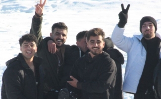 شادی مردم بعد از بارش برف در سرمیل دالاهو