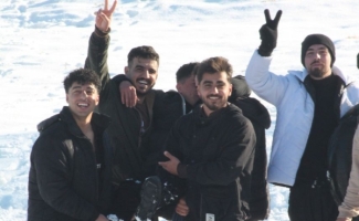 وقتی بارش برف مردم را خوشحال و مشغول برف بازی می‌کند