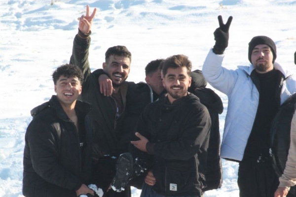 وقتی بارش برف مردم را خوشحال و مشغول برف بازی می‌کند