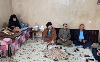 دیدار مسئولین سرپل‌ذهاب با خانواده معظم اولین شهید دانش آموز شهرستان