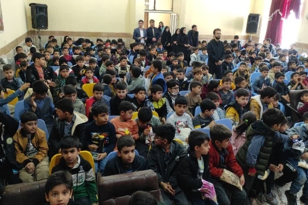 استقبال پرشور دانش آموزان سرپل‌ذهابی از برنامه جنگ شادی به مناسبت دهه مبارک فجر