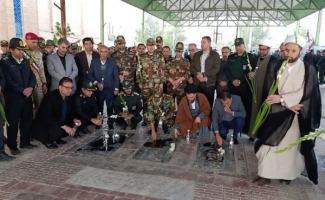 آیین غبارروبی و عطر افشانی مزار شهدای احمد ابن اسحاق (ره) سرپل‌ذهاب بمناسبت گرامیداشت ایام الله دهه فجر