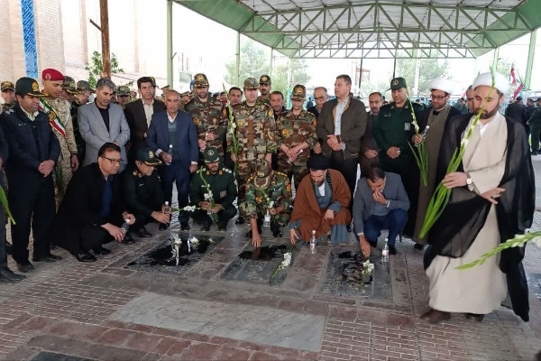 آیین غبارروبی و عطر افشانی مزار شهدای احمد ابن اسحاق (ره) سرپل‌ذهاب بمناسبت گرامیداشت ایام الله دهه فجر