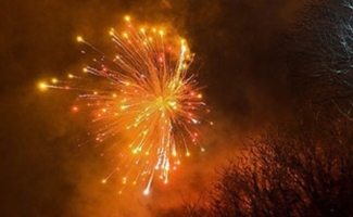 برگزاری مراسم غریو بانک الله اکبر در آسمان شهرستان / آسمان شهرستان در شب پیروزی انقلاب نورباران می شود