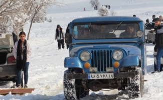 شادی مردم بعد از بارش برف در سرمیل دالاهو