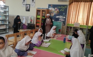 اهدا کتاب توسط دانش‌آموزان مدرسه شهدای گمنام پادگان ابوذر به کتابخانه علامه  امینی