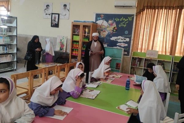 اهدا کتاب توسط دانش‌آموزان مدرسه شهدای گمنام پادگان ابوذر به کتابخانه علامه  امینی