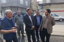 بازدید فرماندار سرپل‌ذهاب و شهردار از پروژه‌های آسفالت کوچه و معابر