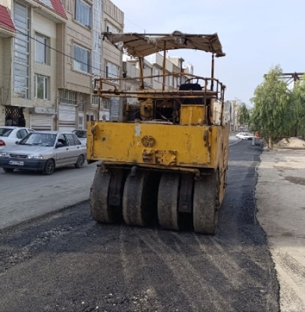 تلاش کارگران برای بهسازی کوچه‌ها و خیابان‌های سرپل ذهاب