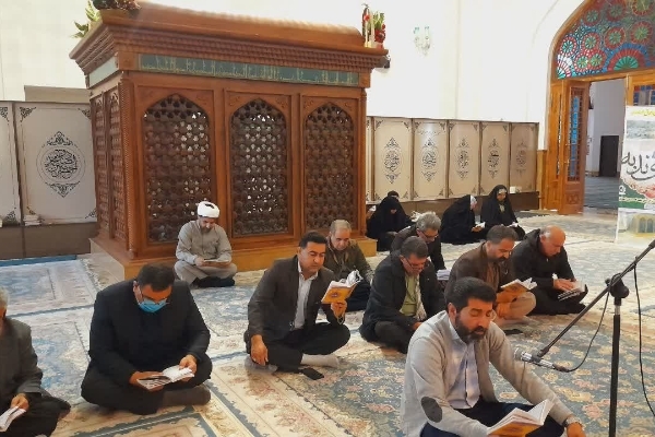 دعای ندبه در حرم مطهر احمد بن اسحاق قمی؛ تجلی اشک و انتظار عاشقان اهل بیت