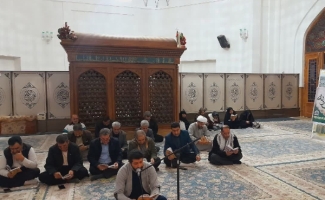 دعای ندبه در حرم مطهر احمد بن اسحاق قمی؛ تجلی اشک و انتظار عاشقان اهل بیت