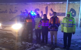 فرمانده پلیس راه سرپل ذهاب : تردد در محور سرپل ذهاب به دالاهو روان است/ رانندگانی که زنجیر چرخ بهمراه نداشته باشند اعمال قانون خواهند شد.