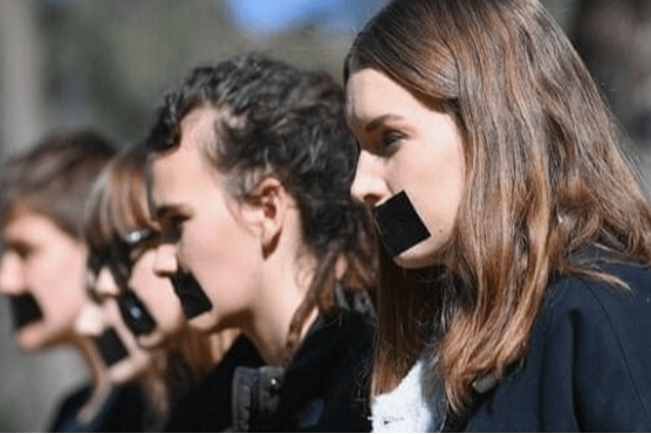 این لبخندهای آماریِ زنان، دروغ می‌گویند