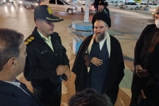 حضور امام جمعه و فرماندار سرپل‌ذهاب و جمعی از اعضای شورای تأمین در بین جمعی از حافظان امنیت