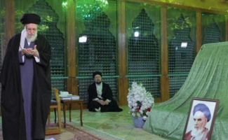 حضور رهبر انقلاب در حرم امام راحل