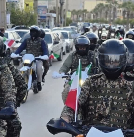 رژه موتورسواران همزمان با فرارسیدن دهه فجر در سرپل ذهاب برگزار شد.