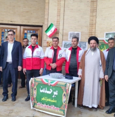 برپایی میز خدمت دستگاه‌های اجرایی در حاشیه نماز جمعه سرپل‌ذهاب