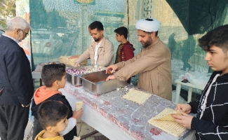 به مناسبت نیمه شعبان ایستگاه صلواتی در جوار حرم مطهر احمد بن اسحاق برپا شد