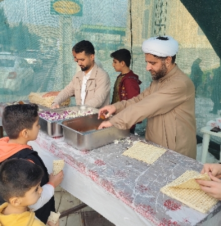 به مناسبت نیمه شعبان ایستگاه صلواتی در جوار حرم مطهر احمد بن اسحاق برپا شد
