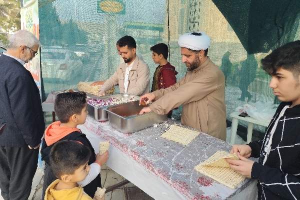 به مناسبت نیمه شعبان ایستگاه صلواتی در جوار حرم مطهر احمد بن اسحاق برپا شد