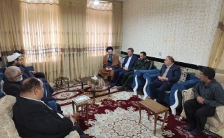 دیدار مسئولان سرپل‌ذهاب با خانواده شهید مراد مروتی؛ تجدید بیعت با راه شهدا در ایام دهه فجر