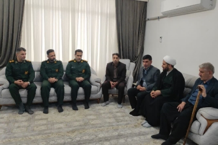 دیدار مسئولان سپاه و ورزش و جوانان سرپل‌ذهاب با خانواده شهید سامان پادام