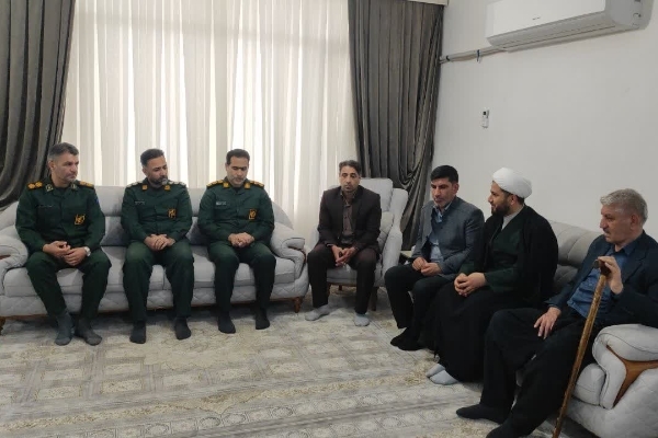 دیدار مسئولان سپاه و ورزش و جوانان سرپل‌ذهاب با خانواده شهید سامان پادام