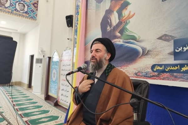 برگزاری اجلاسیه نماز با حضور دانش‌آموزان سرپل‌ذهاب در حرم مطهر احمد بن اسحاق ره سرپل‌ذهاب