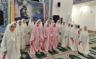 اجلاسیه نماز با حضور دانش‌آموزان سرپل‌ذهاب در حرم مطهر احمد بن اسحاق ره سرپل‌ذهاب