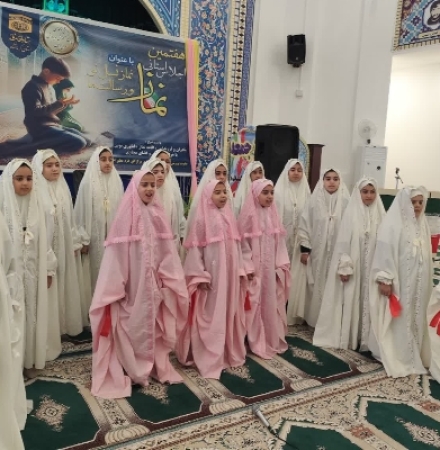 اجلاسیه نماز با حضور دانش‌آموزان سرپل‌ذهاب در حرم مطهر احمد بن اسحاق ره سرپل‌ذهاب