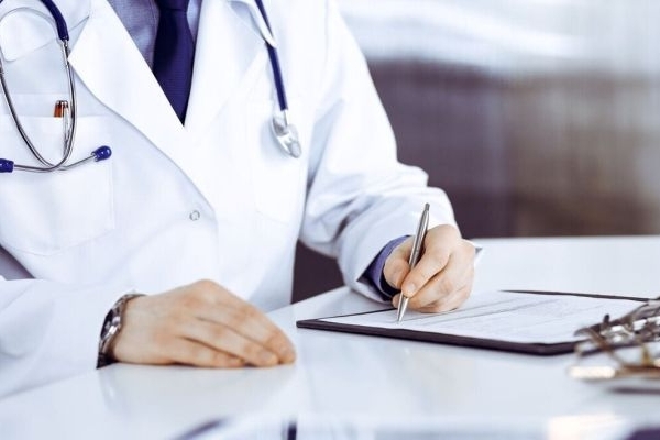 تعرفه‌های پزشکی باید واقعی و آزادسازی شود