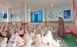 جشن تکلیف دانش‌آموزان مدرسه «مدرسه هیئت‌امنایی حدیث» با برگزاری آیینی معنوی برگزار شد