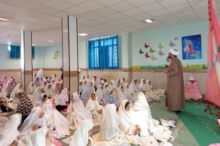 جشن تکلیف دانش‌آموزان مدرسه «مدرسه هیئت‌امنایی حدیث» با برگزاری آیینی معنوی برگزار شد