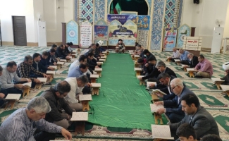 طنین نوای دلنشین آیات ربانی قرآن کریم، فضای مصلی نماز جمعه در حرم مطهر احمد بن اسحاق(ره) را عطرآگین کرد.