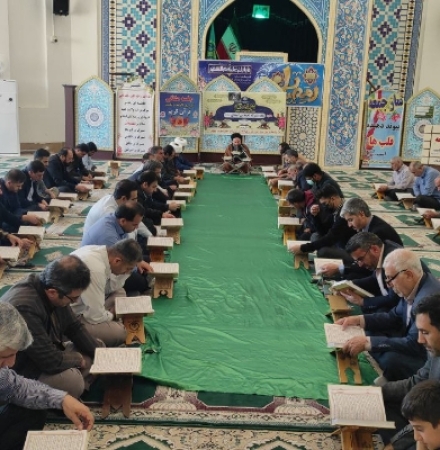 طنین نوای دلنشین آیات ربانی قرآن کریم، فضای مصلی نماز جمعه در حرم مطهر احمد بن اسحاق(ره) را عطرآگین کرد.