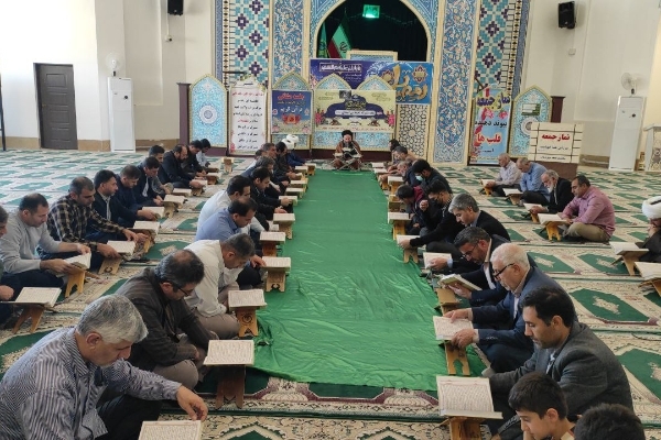 طنین نوای دلنشین آیات ربانی قرآن کریم، فضای مصلی نماز جمعه در حرم مطهر احمد بن اسحاق(ره) را عطرآگین کرد.