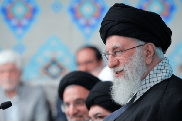 جوانی که لبخند رضایت بر لبان رهبر انقلاب نشاند