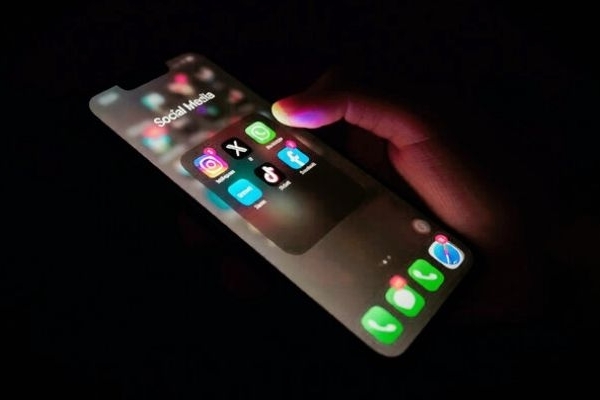 شبکه‌های اجتماعی عامل حواس‌پرتی و اتلاف وقت دانش‌آموزان