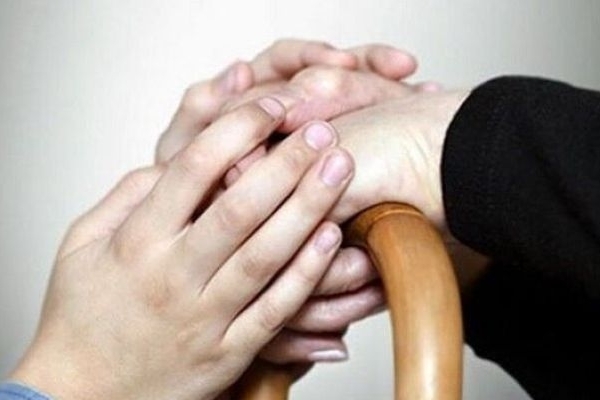 احسان به والدین امری مطلق است