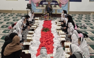 محفل معنوی اُنس با قرآن کریم با حضور پرشور دانش‌آموزان مدرسه «همراه دانش» در جوار حرم مطهر احمد بن اسحاق شهرستان سرپل‌ذهاب برگزار شد.
