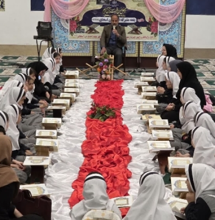 محفل معنوی اُنس با قرآن کریم با حضور پرشور دانش‌آموزان مدرسه «همراه دانش» در جوار حرم مطهر احمد بن اسحاق شهرستان سرپل‌ذهاب برگزار شد.