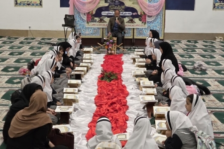 محفل معنوی اُنس با قرآن کریم با حضور پرشور دانش‌آموزان مدرسه «همراه دانش» در جوار حرم مطهر احمد بن اسحاق شهرستان سرپل‌ذهاب برگزار شد.