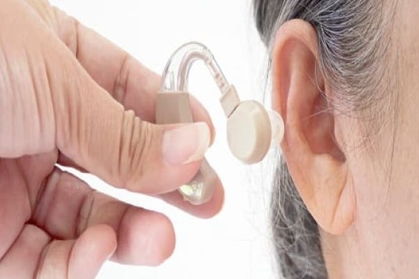 سمعک خطر زوال عقل را کاهش می‌دهد