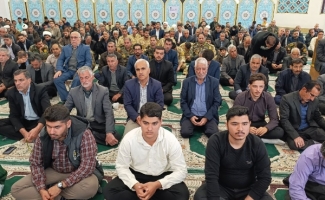 صفوف به‌هم‌پیوسته و باشکوه نمازگزاران سرپل ذهاب در ماه مبارک رمضان ، جلوه‌ای از وحدت و معنویت را رقم زد.