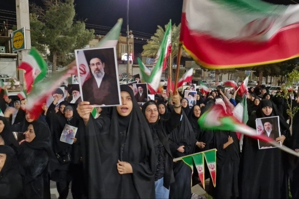 اجتماع گسترده مردم ولایتمدار شهرستان سرپل‌ذهاب در جوار حرم مطهر احمد بن اسحاق(ره)  🏴 هم