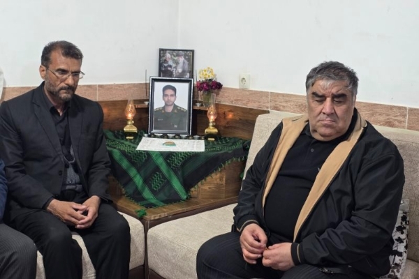 دیدار مسئولان با خانواده شهید صادق چله‌نیا در سرپل‌ذهاب