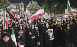 تجمع شبانه مردم همیشه در صحنه ‌و ولایتمدار سرپلذهاب در خونخواهی رهبر شهید