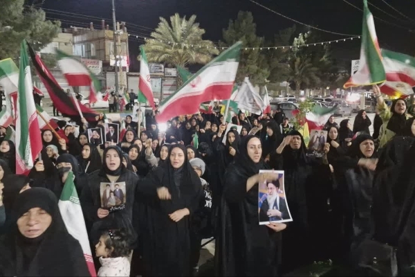 تجمع شبانه مردم همیشه در صحنه ‌و ولایتمدار سرپلذهاب در خونخواهی رهبر شهید