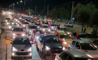 حرکت کاروان خودرویی مدافعان ایران در خیابان‌های سرپل‌ذهاب