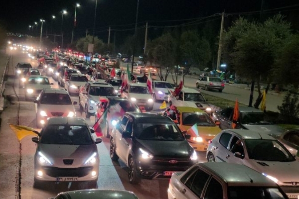 حرکت کاروان خودرویی مدافعان ایران در خیابان‌های سرپل‌ذهاب